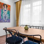 Bright & Cozy 2br Located In The Heart Of Living *